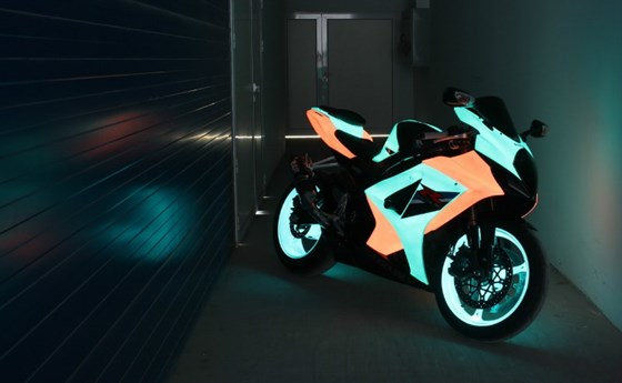 Продукти: Светеща боя за метал