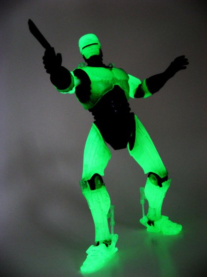 Продукти: Светеща боя за пластмаса